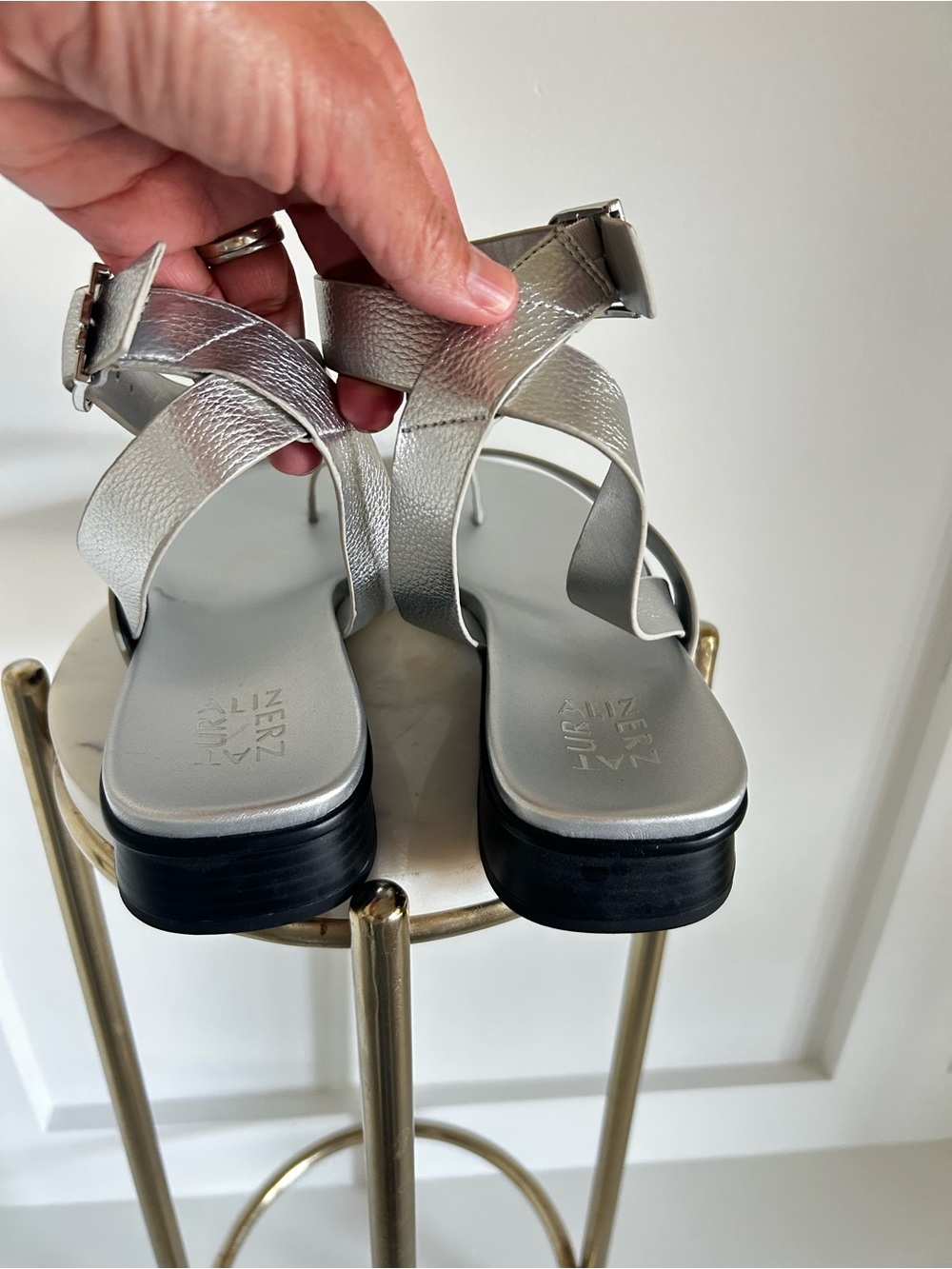 Naturalizer Birch Silver Metallic Leather Toe Loop Sandals Size 9 Comfort Flat - Picture 2 of 10